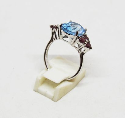 Ring set in 18K gold with a topaz approx....