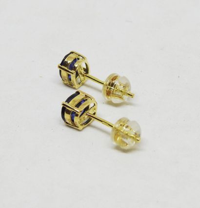 Paire de boutons d'oreilles en or 18K ornée...