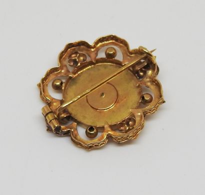 Broche de forme circulaire à bord chantourné...