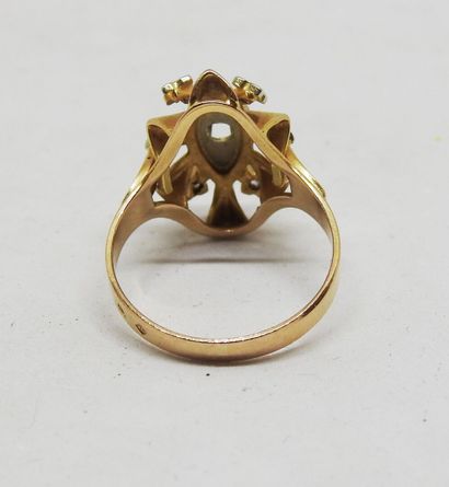 18K gold ring with six brilliant-cut diamonds...