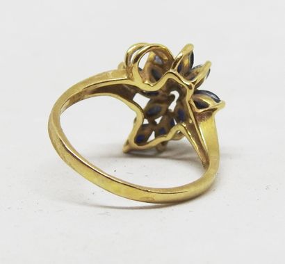 Flower ring set in 18K gold with brilliant-cut...