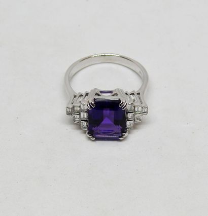 Ring set in 18K gold, with a central amethyst,...