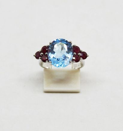 Ring set in 18K gold with a topaz approx....