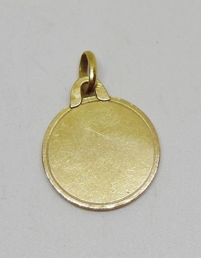 Pendentif or 18 K à décor d'un enfant à la...