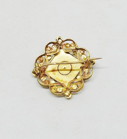 Quadrangular brooch in 18K gold embellished...