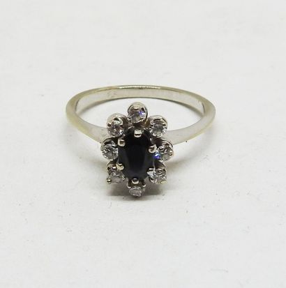 Daisy ring set in 18K gold, set with a colored...