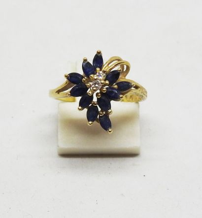 Flower ring set in 18K gold with brilliant-cut...