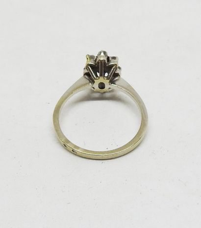 Daisy ring set in 18K gold, set with a colored...
