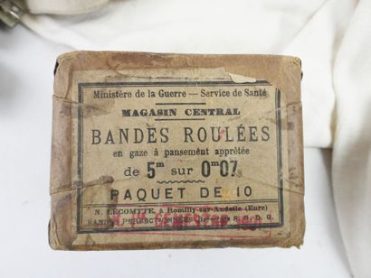 ÉQUIPEMENTS. Ensemble composé d'un caleçon...