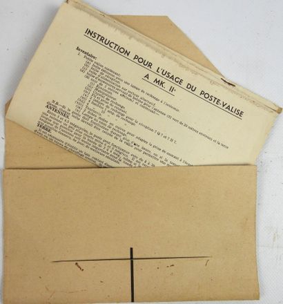 ÉQUIPEMENTS. Petite valise contenant un poste-émetteur...