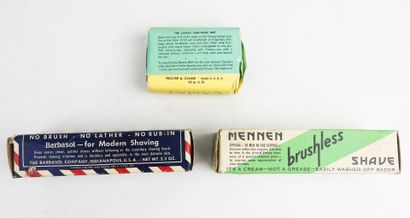 USA. Lot de petits équipements comprenant...