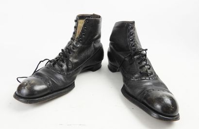 ÉQUIPEMENTS. Paire de brodequins d'officier...