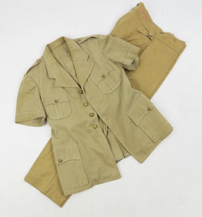 UNIFORMES. Saharienne en coton kaki clair...
