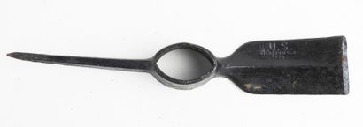 USA. Lot d'outils comprenant une pioche US,...