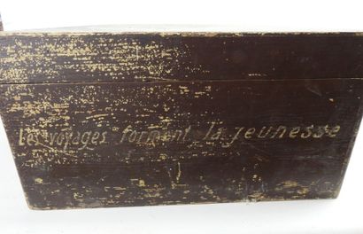 ÉQUIPEMENTS. Valise en bois peint format...
