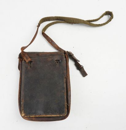 JAPON. Porte-cartes en cuir orné sur le rabat...