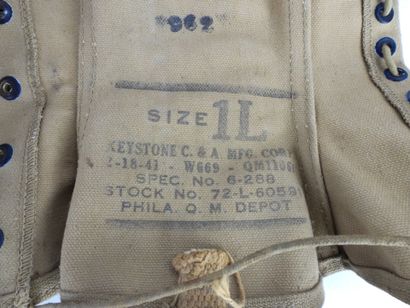 USA. Lot composé de deux paires de guêtres...