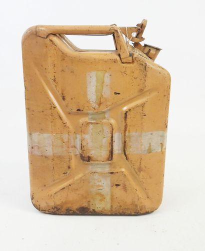 ALLEMAGNE. Jerrycan en fer couleur sable...