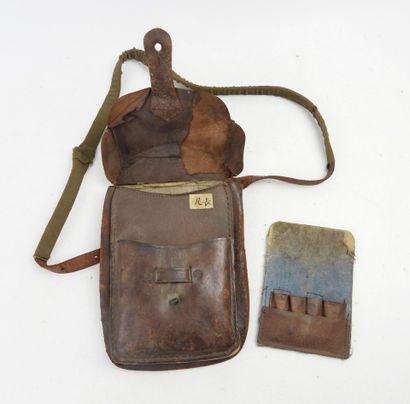 JAPON. Porte-cartes en cuir orné sur le rabat...