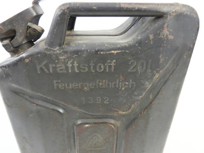 ALLEMAGNE. Jerrycan en fer couleur bleu-gris...