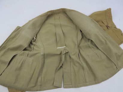 UNIFORMES. Saharienne en coton kaki clair...