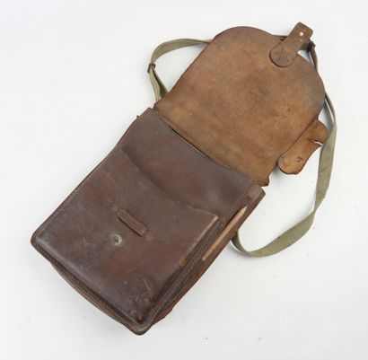JAPON. Grand porte-cartes en cuir orné sur...