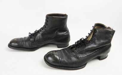 ÉQUIPEMENTS. Paire de brodequins d'officier...