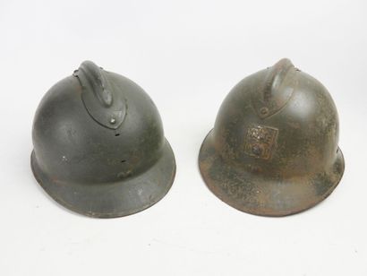 COIFFURES. Ensemble de 2 coques de casques...