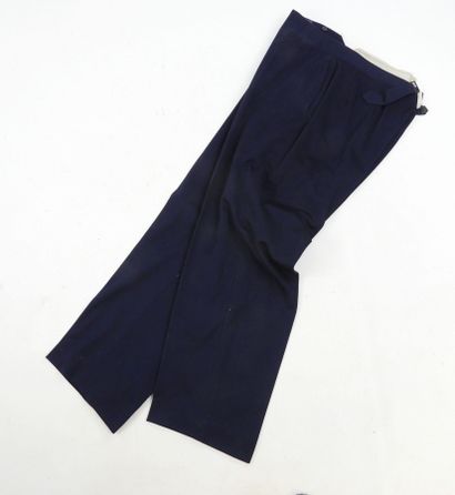 UNIFORMES. MARINE. Ensemble d'un médecin...