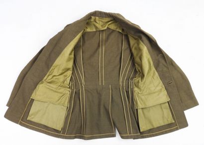 USA. Ensemble composé d'une veste de sortie...