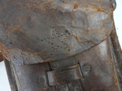 JAPON. Porte-cartes en cuir orné sur le rabat...