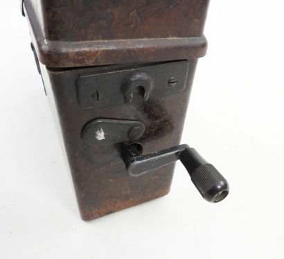 ALLEMAGNE. Téléphone de campagne en bakélite...