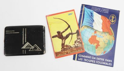 DIVERS. Boite à cigarettes en fer peint en...