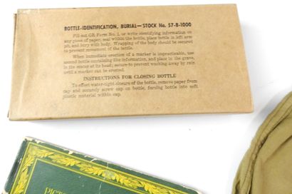 USA. Ensemble d'accessoires, sac à effets,...