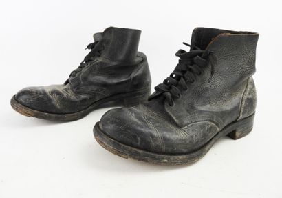 ANGLETERRE. Paire de brodequins en cuir noir...