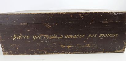 ÉQUIPEMENTS. Valise en bois peint format...