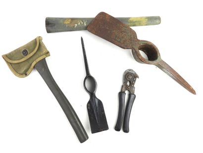USA. Lot d'outils comprenant une pioche US,...