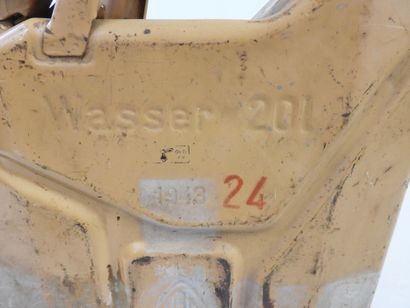 ALLEMAGNE. Jerrycan en fer couleur sable...