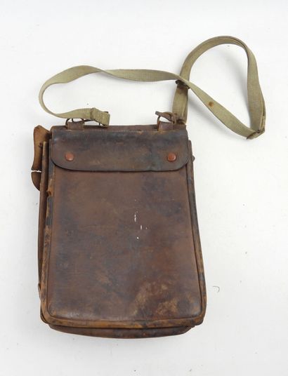 JAPON. Grand porte-cartes en cuir orné sur...