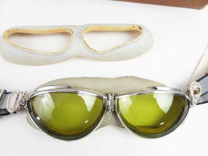 ÉQUIPEMENTS. Paire de lunettes de vol 
