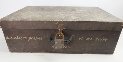 ÉQUIPEMENTS. Valise en bois peint format...