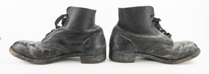 ANGLETERRE. Paire de brodequins en cuir noir...