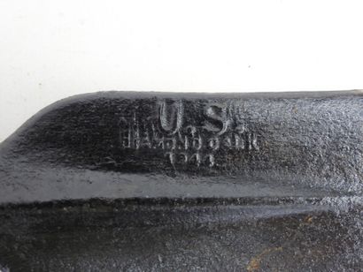 USA. Lot d'outils comprenant une pioche US,...