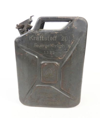 ALLEMAGNE. Jerrycan en fer couleur bleu-gris...