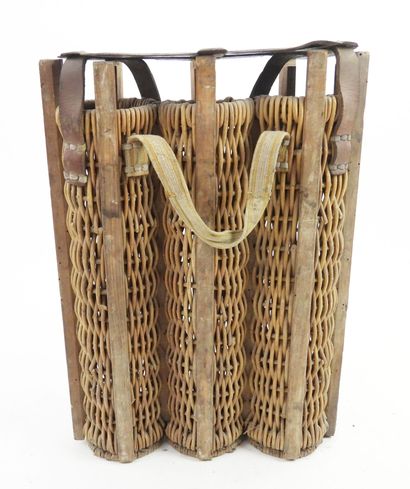 ALLEMAGNE. Panier à obus de 77 mm en osier...