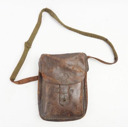 JAPON. Porte-cartes en cuir orné sur le rabat...