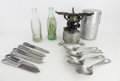 USA. Lot équipements, un réchaud à gaz des...