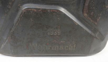 ALLEMAGNE. Jerrycan en fer couleur bleu-gris...