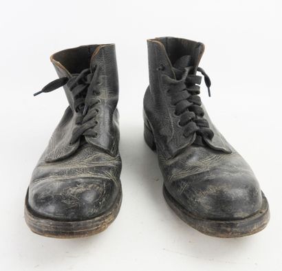ANGLETERRE. Paire de brodequins en cuir noir...
