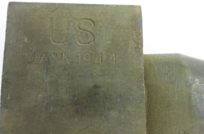 USA. Lot d'outils comprenant une pioche US,...